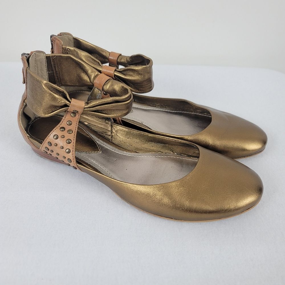 B. Makowsky Gold Metallic Ankle Strap Leather Sandals Sz 9 Studded Zip Up Closur
